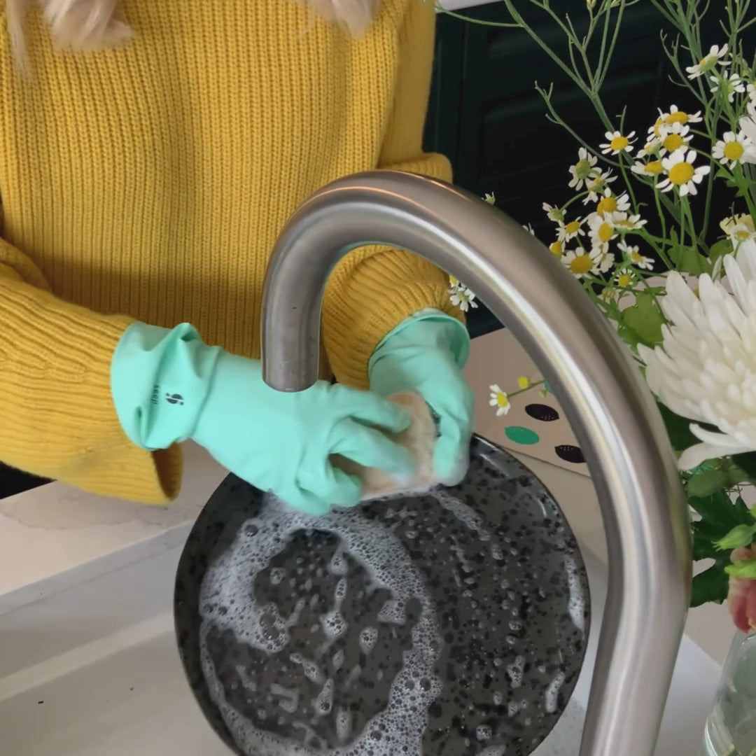 Cleaning dishes with Seep sponge