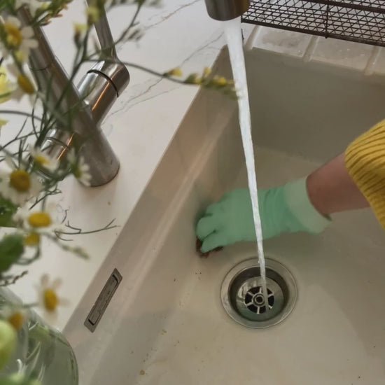 Cleaning sink with Seep copper scourer